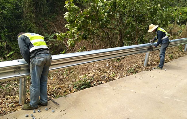 天津高速公路护栏的定期维护与保养